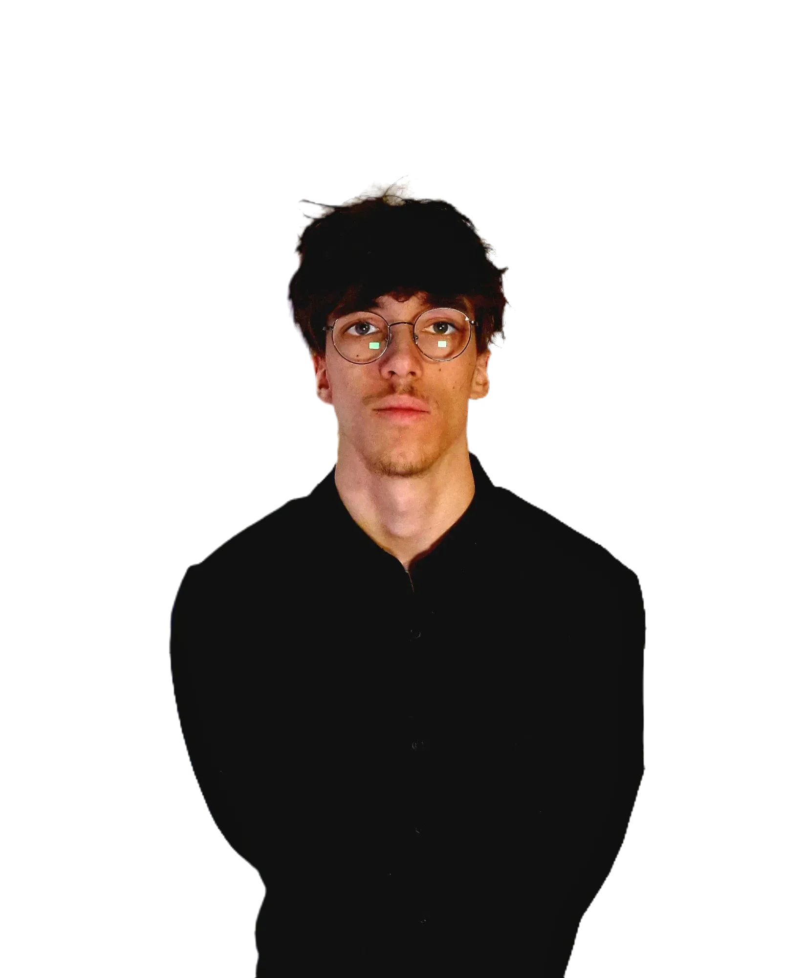 Hugo Delaroque, de face, en chemise noire