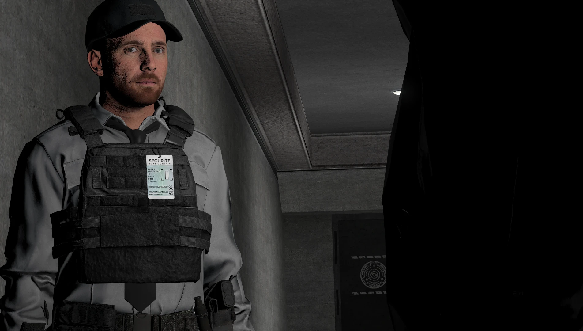 Un garde de sécurité en gilet pare-balles dans un couloir en béton du jeu