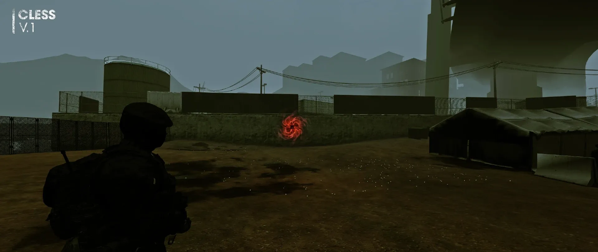 Un soldat de dos face à une zone industrielle dans la brume, dans la première version du jeu